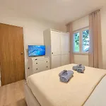 公寓 Ana 特罗吉尔