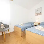 Ana * Τρογκίρ